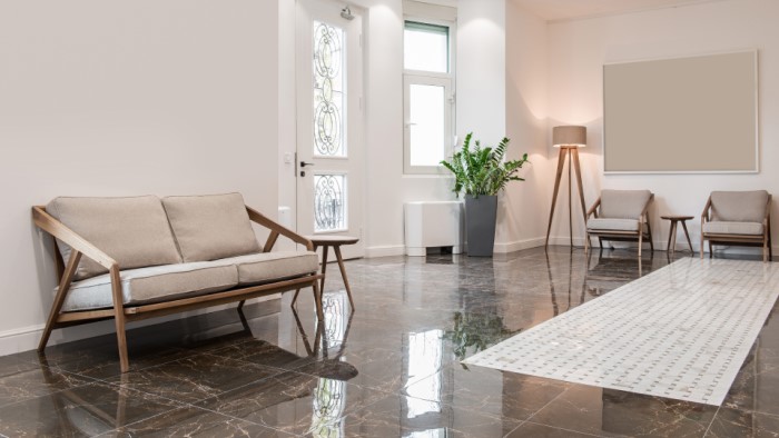 Płytki marmurowe &ndash; czym czyścić marmur na podłodze?