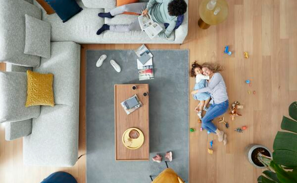 Rodzina w czystym dużym salonie