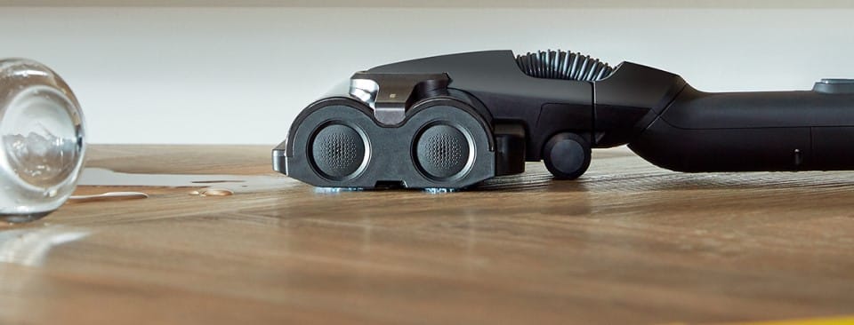 Mycie podłogi specjalną końc&oacute;wką do odkurzacza z aktywnym myciem.