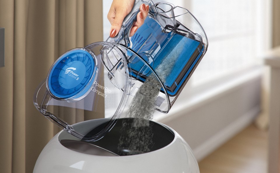 Opr&oacute;żnianie zbiornika odkurzacza bezprzewodowego. 