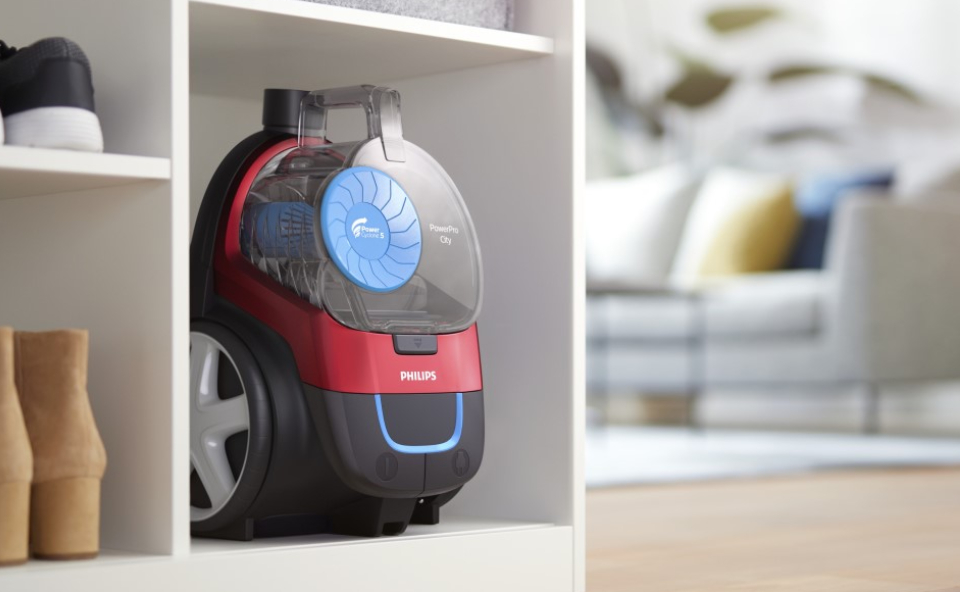 Mały odkurzacz można stawiać na najniżej p&oacute;łce garderoby.