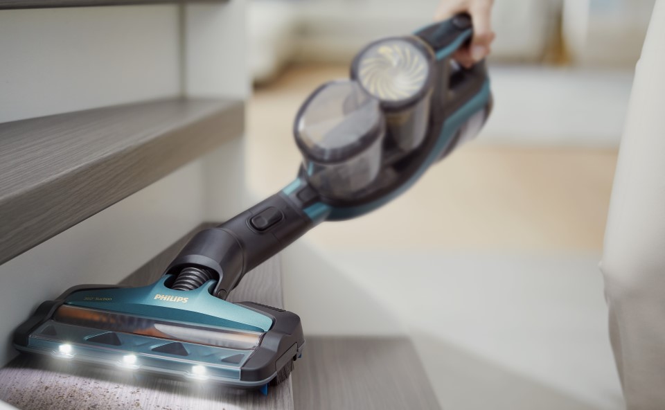 Czyszczenie schod&oacute;w odkurzaczem Philips.