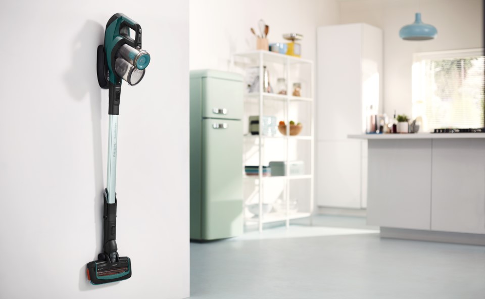 W małym mieszkaniu sprawdzi się przechowywanie odkurzacza na ścianie.