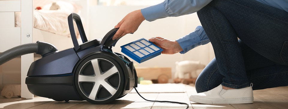 Czyszczenie odkurzacza, kt&oacute;ry wyje z powodu zapchanego filtra lub worka. 