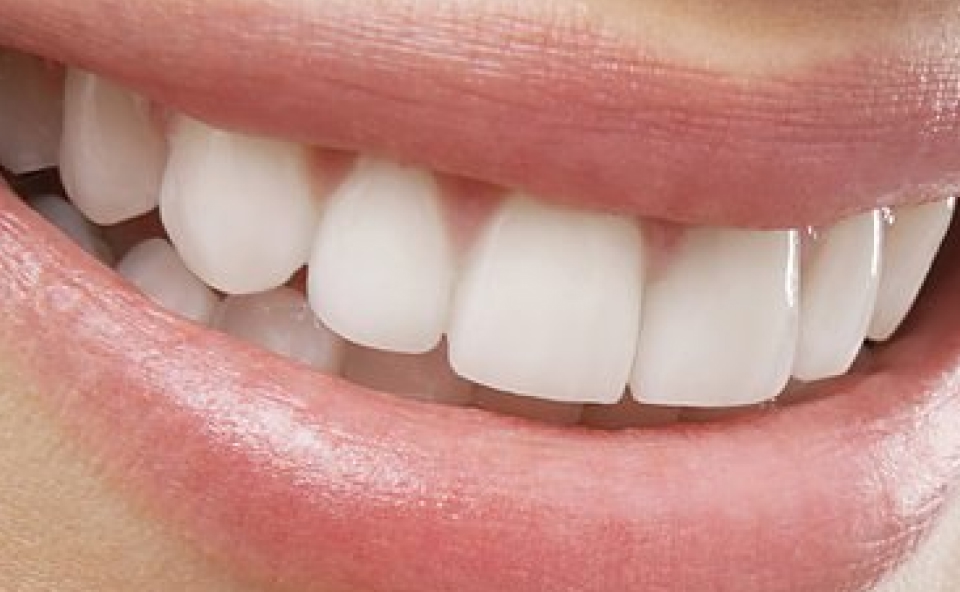 Zbliżenie uśmiechu z wyraźnie widocznymi, białymi i zdrowymi zębami