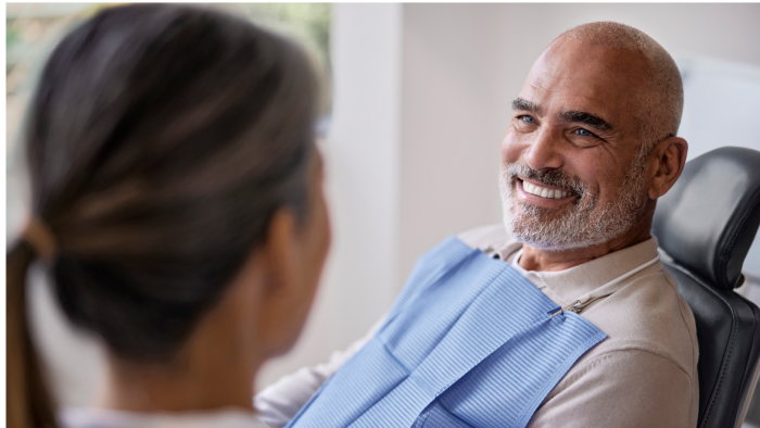 Szczoteczka soniczna przy koronach i lic&oacute;wkach