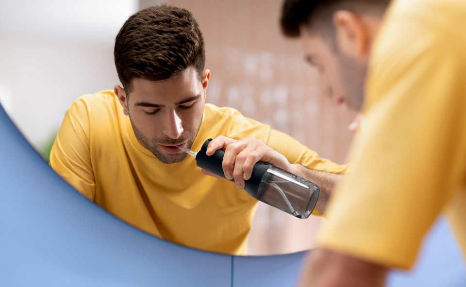 Irygator, kt&oacute;ry dzięki starannemu czyszczeniu przestrzeni międzyzębowych pomaga zwalczać nieświeży oddech.