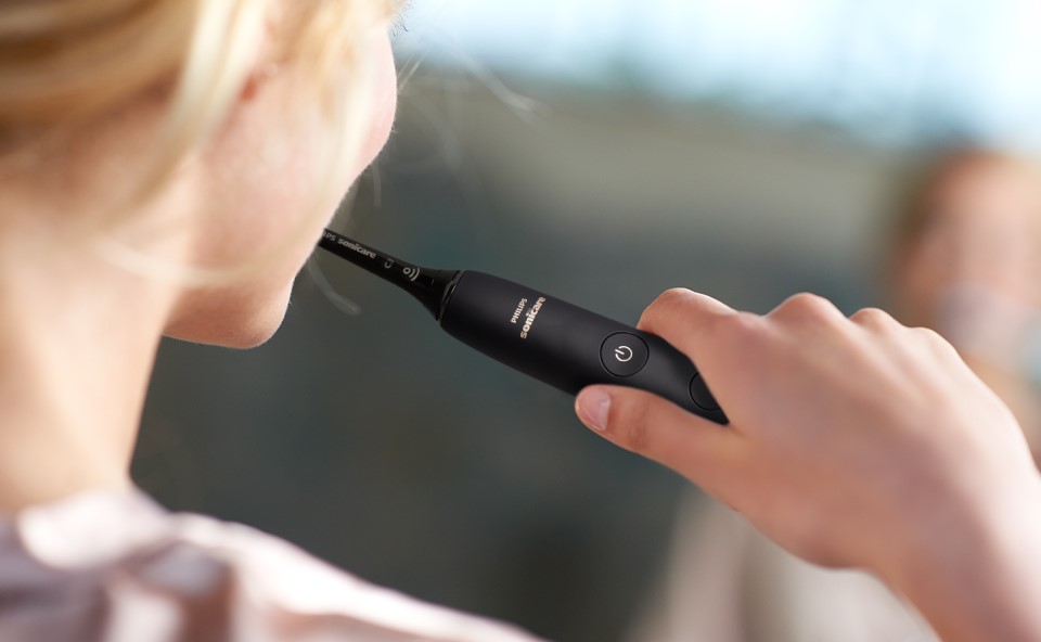 Mycie zęb&oacute;w szczoteczką soniczną.