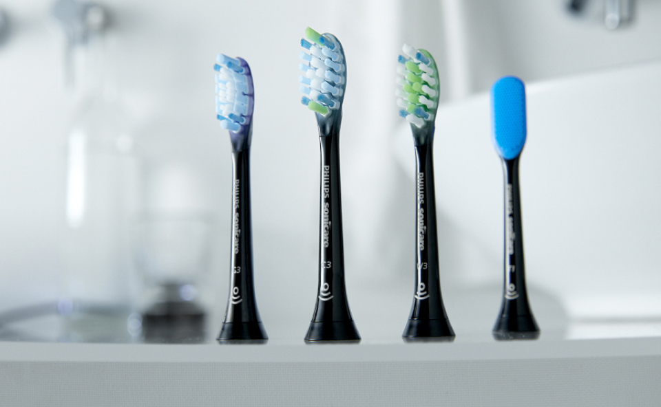 Szczoteczka soniczna z wymiennymi główkami pomaga zapobiegać slinotokowi.