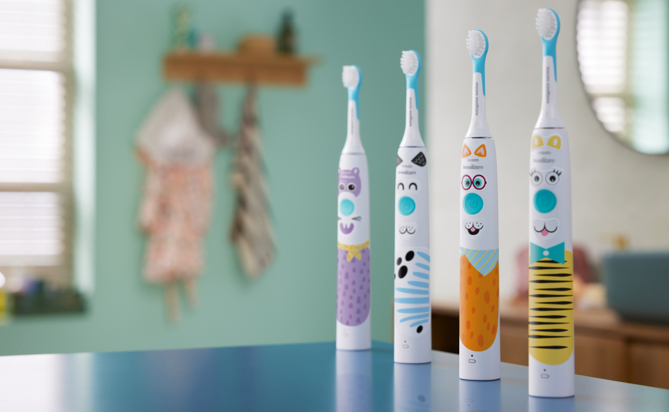 Szczoteczka soniczna ze zwierzątkami przeznaczona do mycia zęb&oacute;w mlecznych.