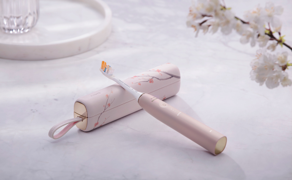 Szczoteczka soniczna, kt&oacute;ra dzięki regularnej wymianie gł&oacute;wek pozwala dbać o zęby mądrości.