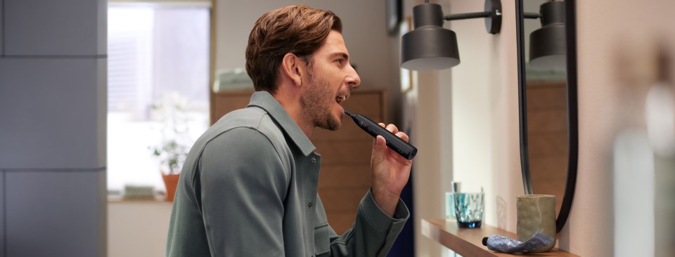 Mezczyzna myje zeby szczoteczka philips sonicare