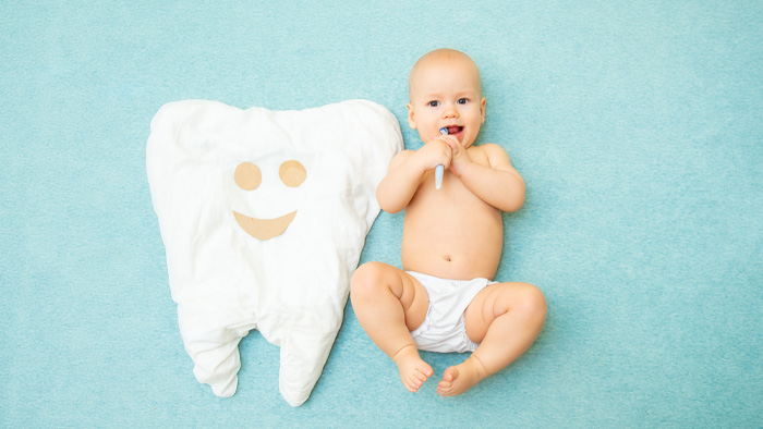 Od kiedy i jak myć zęby niemowlakowi?