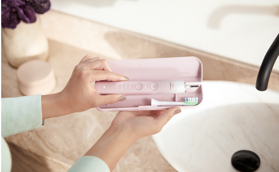 Szczoteczka soniczna o dużej sile czyszczącej ułatwia pielęgnację implant&oacute;w