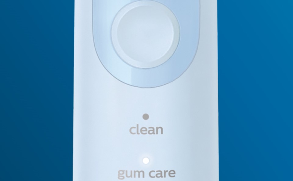 Mycie zęb&oacute;w szczoteczką soniczą Philips pomaga zapobiegać recesji dziąseł. 