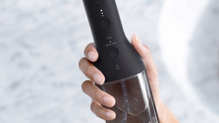 Jak wyczyścić i odkamienić irygator do zęb&oacute;w? | Philips