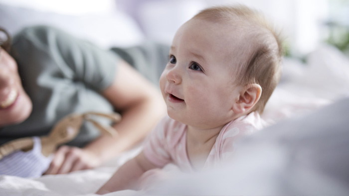 Kiedy dziecko zaczyna raczkować?