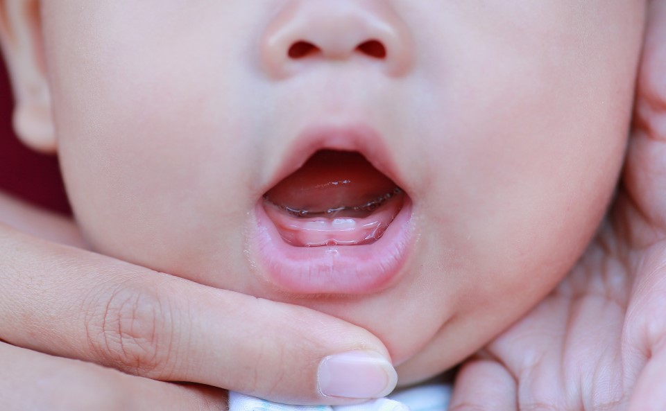 Pierwsze zęby pojawiają się zazwyczaj w 5 miesiącu życia dziecka.