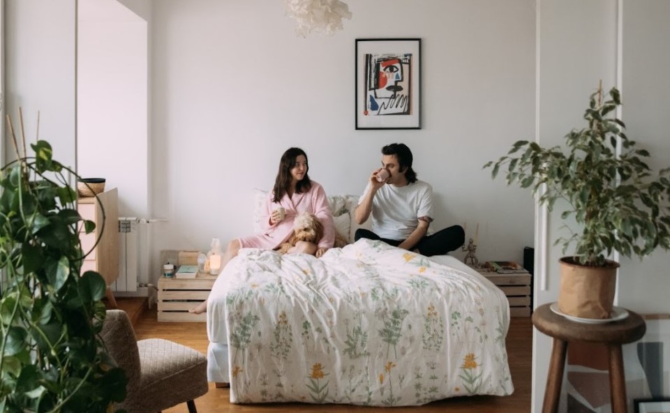 Para rozmawiająca na ł&oacute;żku o swoich emocjach związanych z poronieniem