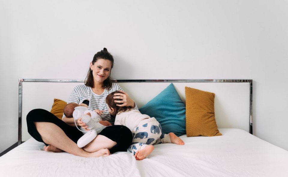 Matka korzystająca z terapii uroginekologicznej opiekująca się dziećmi.