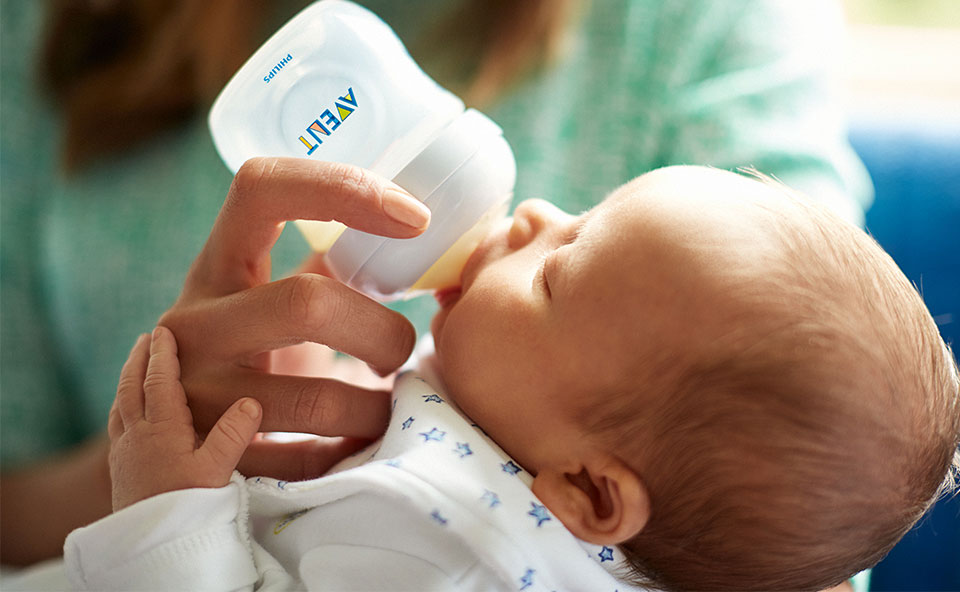 Karmienie-dziecka-przez-butelke