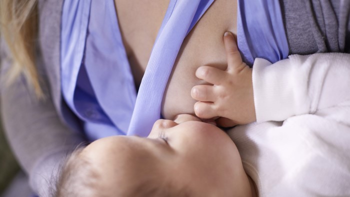 Laktacja &ndash; co to takiego? Kiedy występuje i jakie mogą być z nią problemy?