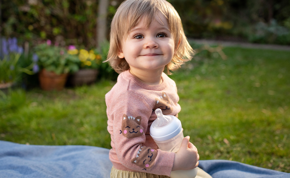 Dziecko kt&oacute;re przeszło z karmienia piersią na butelkę responsywną.