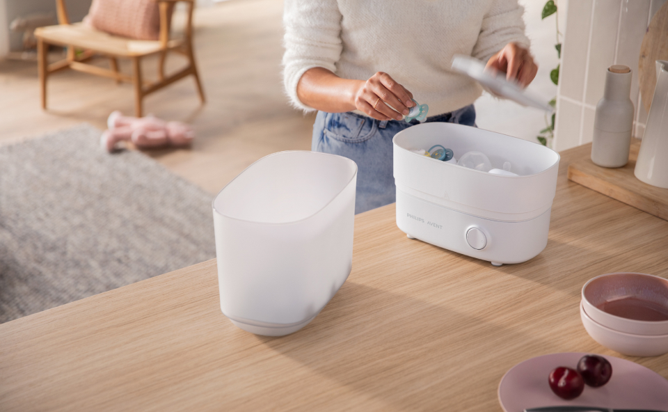 Matka czyści i układa części sterylizatora do butelek Philips Avent