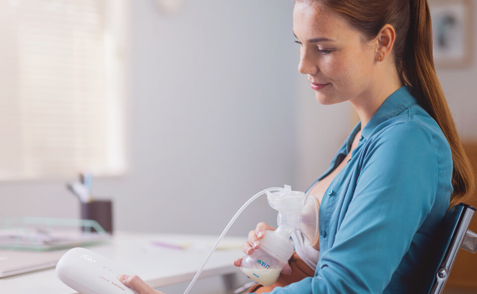 Kobieta odciągająca pokarm