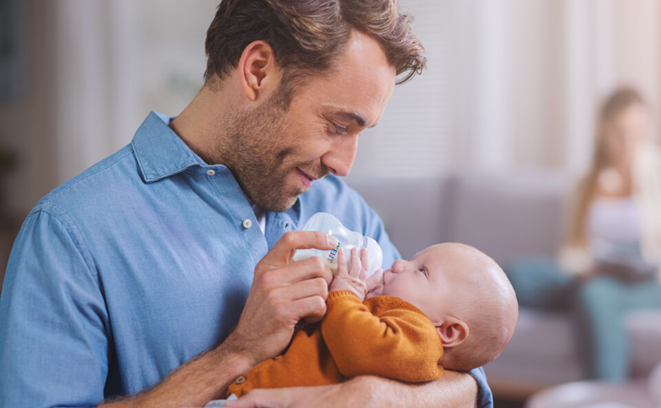 Tata karmiący dziecko butelką