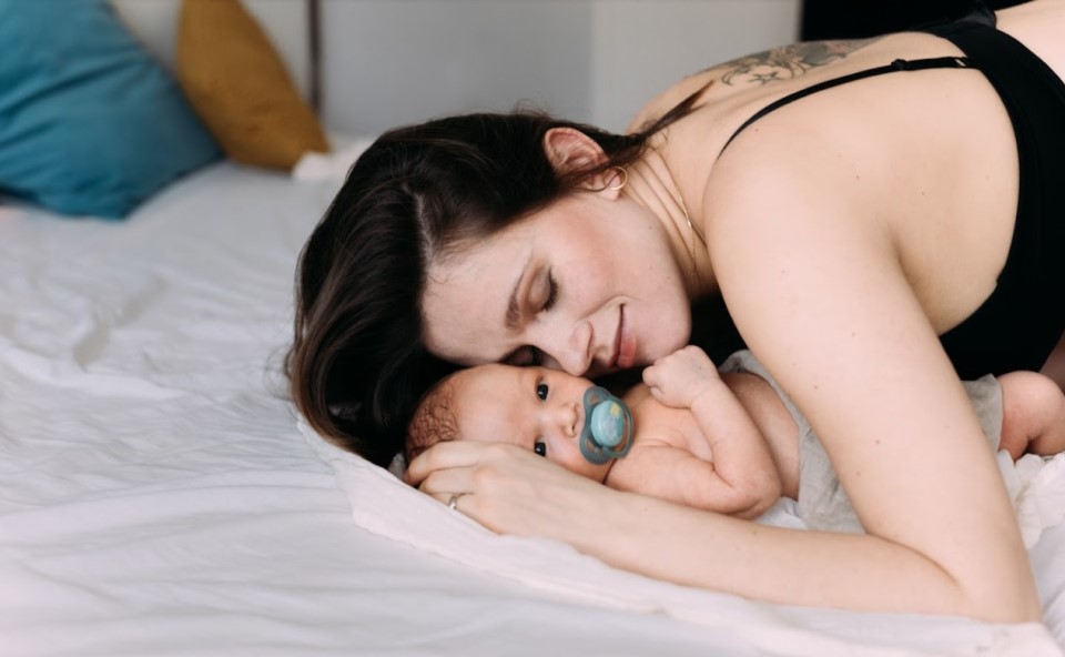 Matka z niemowlakiem z wyleczoną ciemieniuchą.