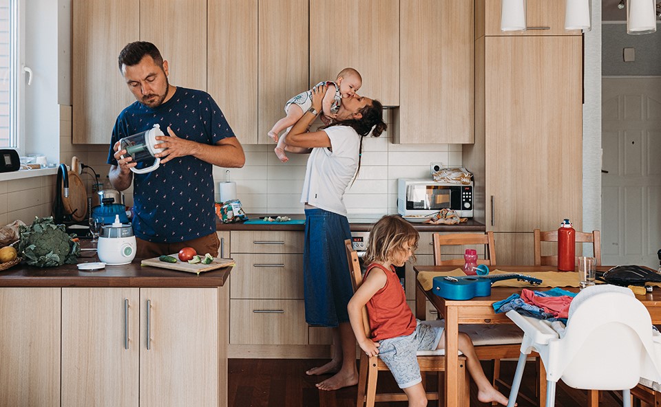 Ojciec pomagający w kuchni.