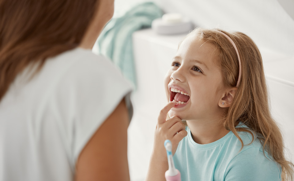 Regularne mycie zęb&oacute;w pomaga uniknąć pruchnicy u dzieci.