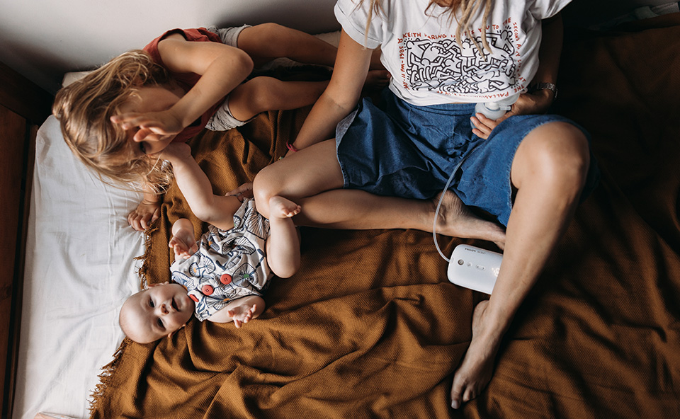 Matka z laktatorem w towarzystwie dzieci.