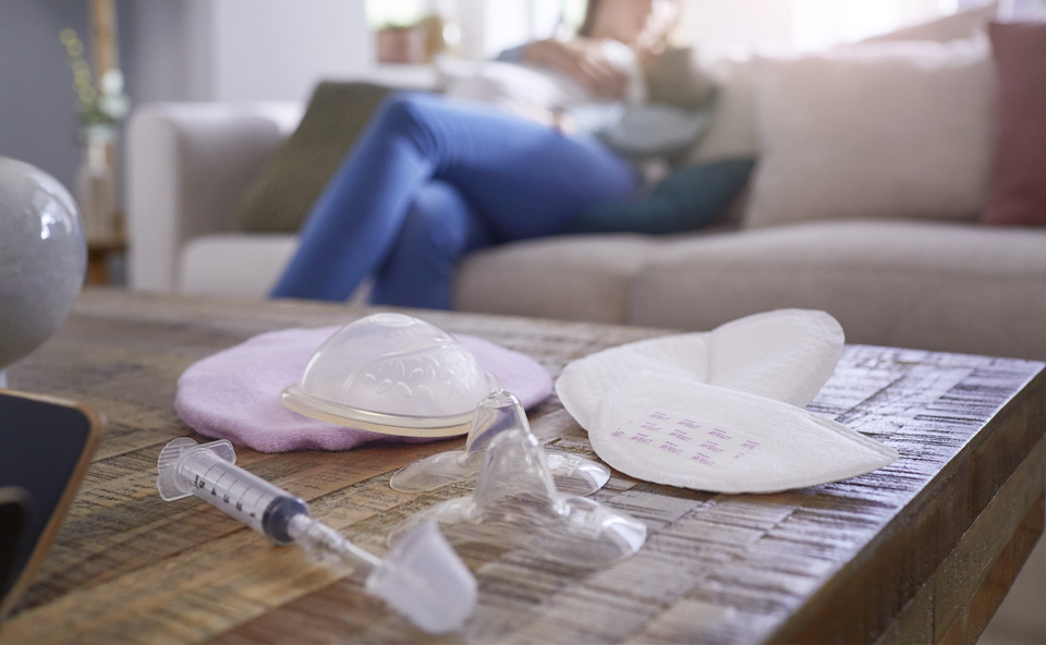 Wkładki laktacyjne pomagają uniknąć zabrudzeń ubrań.