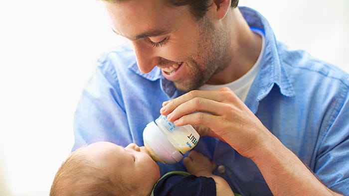 Wskaz&oacute;wki jak karmić z butelki