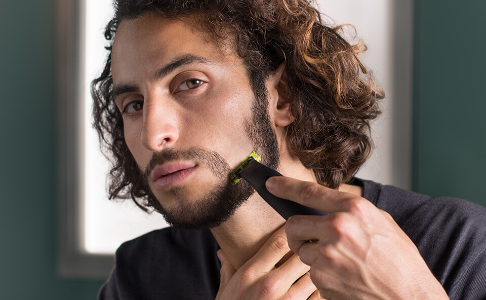 Mężczyzna przygotowujący swoją twarz do golenia