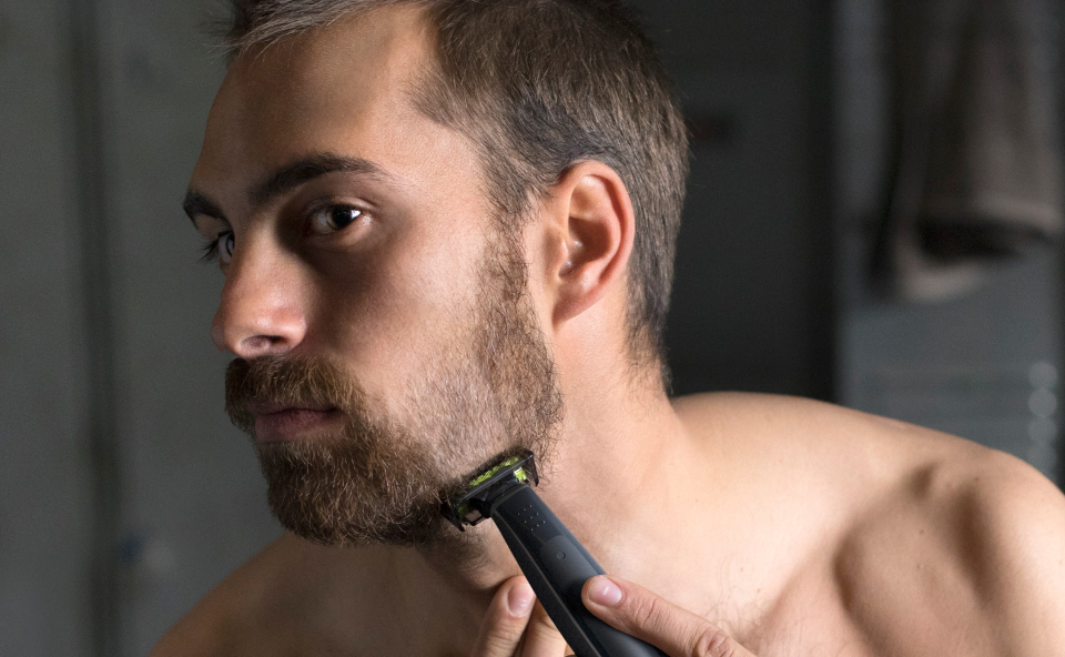 Mężczyzna przycina brodę za pomocą maszynki OneBlade