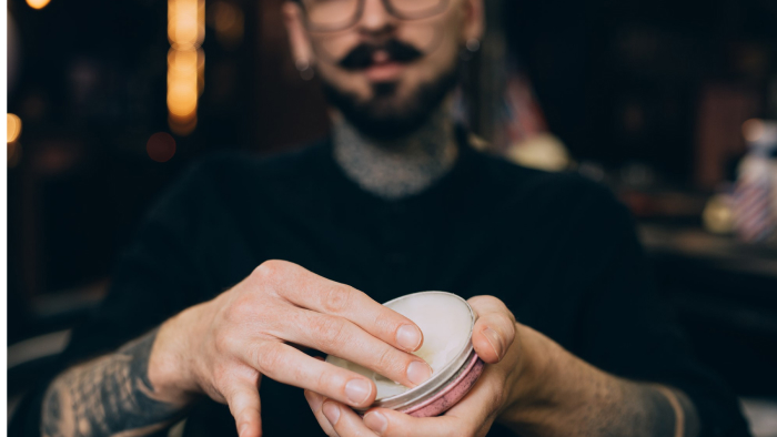 Jak używać pomady do brody i wąs&oacute;w?