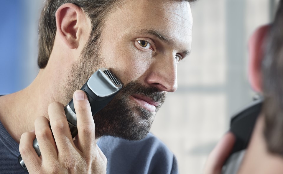 Mężczyzna modelujący sw&oacute;j zarost