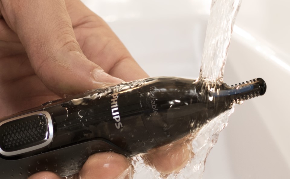 Mycie trymara do brwi pod bierzącą wodą.