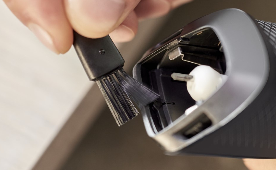 Czyszczenie maszynki do włos&oacute;w na sucho.