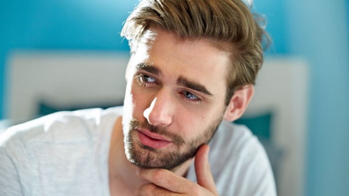 Gęste i sztywne męskie włosy. Jaką fryzurę wybrać?