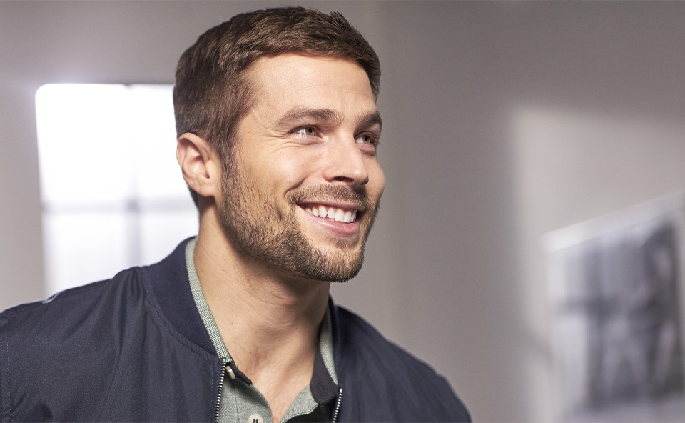 Określenie kształtu twarzy ułatwia dob&oacute;r odpowiedniej fryzury.