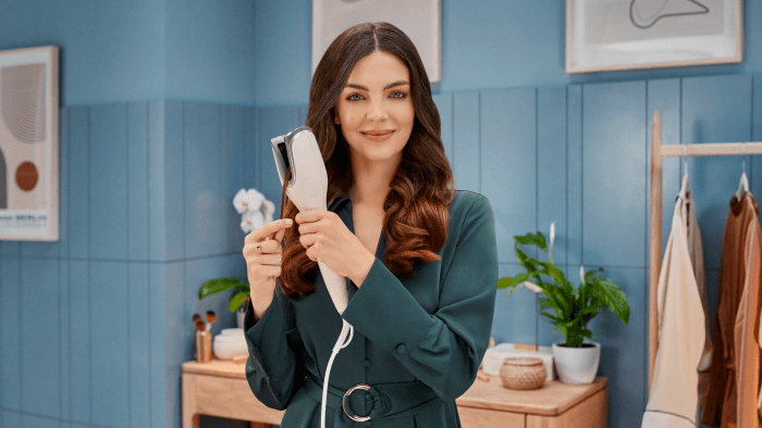 Jak zrobić loki lok&oacute;wką? Spos&oacute;b na kręcenie włos&oacute;w w domu