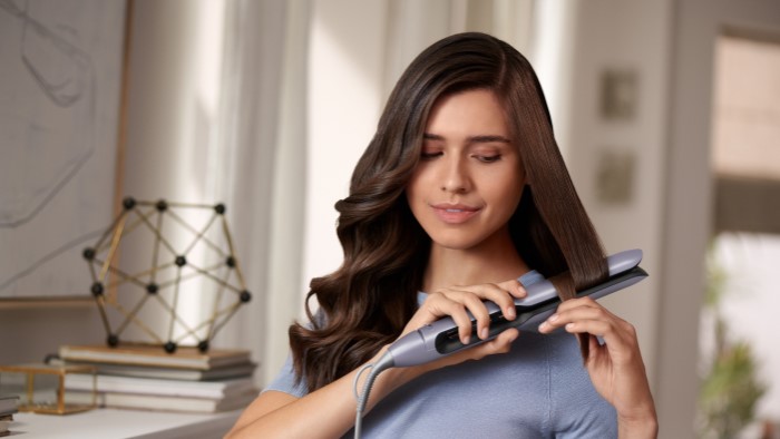 kobieta robi fale lokowka do wlosow marki Philips