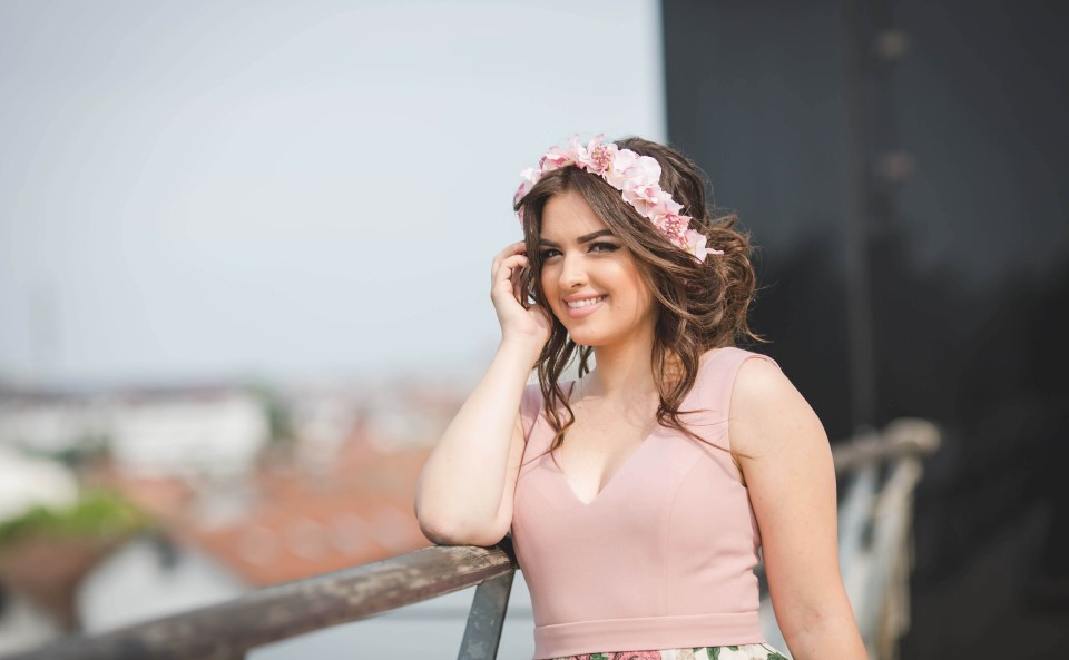 Modna fryzura z opaską z kwiat&oacute;w.