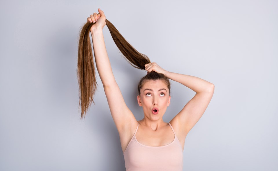 Zbieranie długich włos&oacute;w w kok.