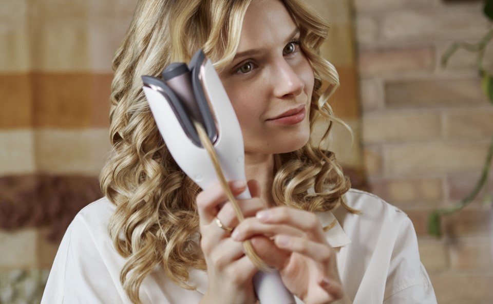 Robienie lok&oacute;w z użyciem lok&oacute;wki automatycznej Philips.