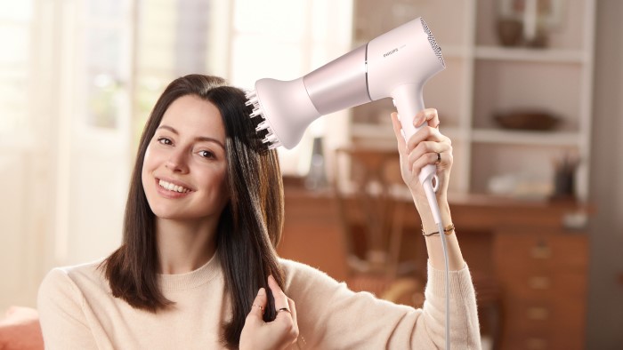 Jak zwiększyć objętość włos&oacute;w i odbić je u nasady?